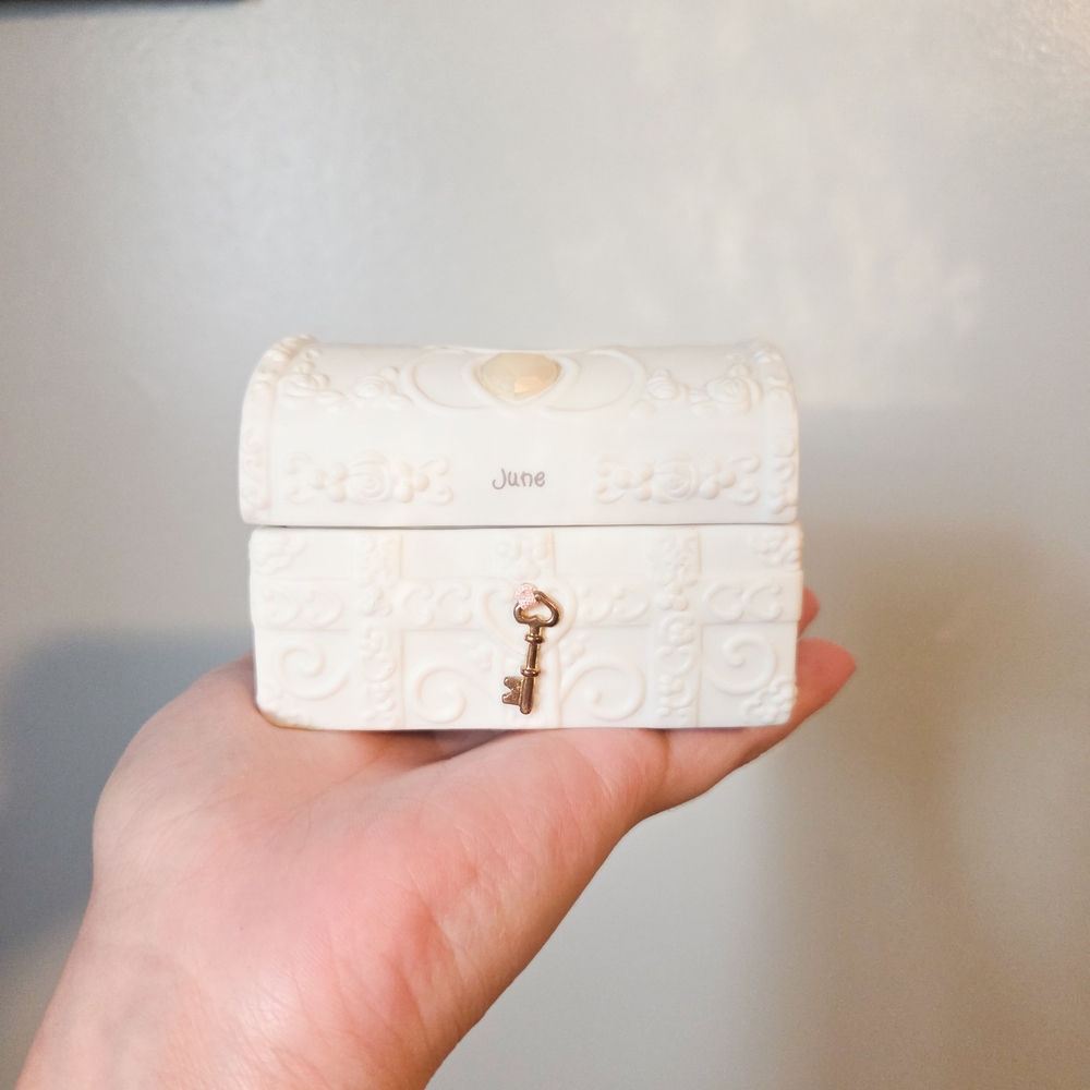 Precious Moments White Jewelry Organizer with Gold Key - Picture 3 of 10